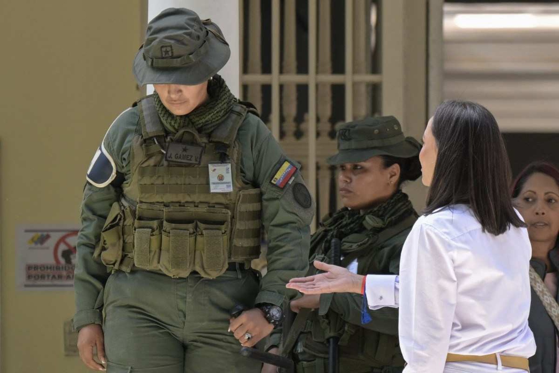 María Corina Machado estende a mão ao soldado venezuelano, que a ignora 