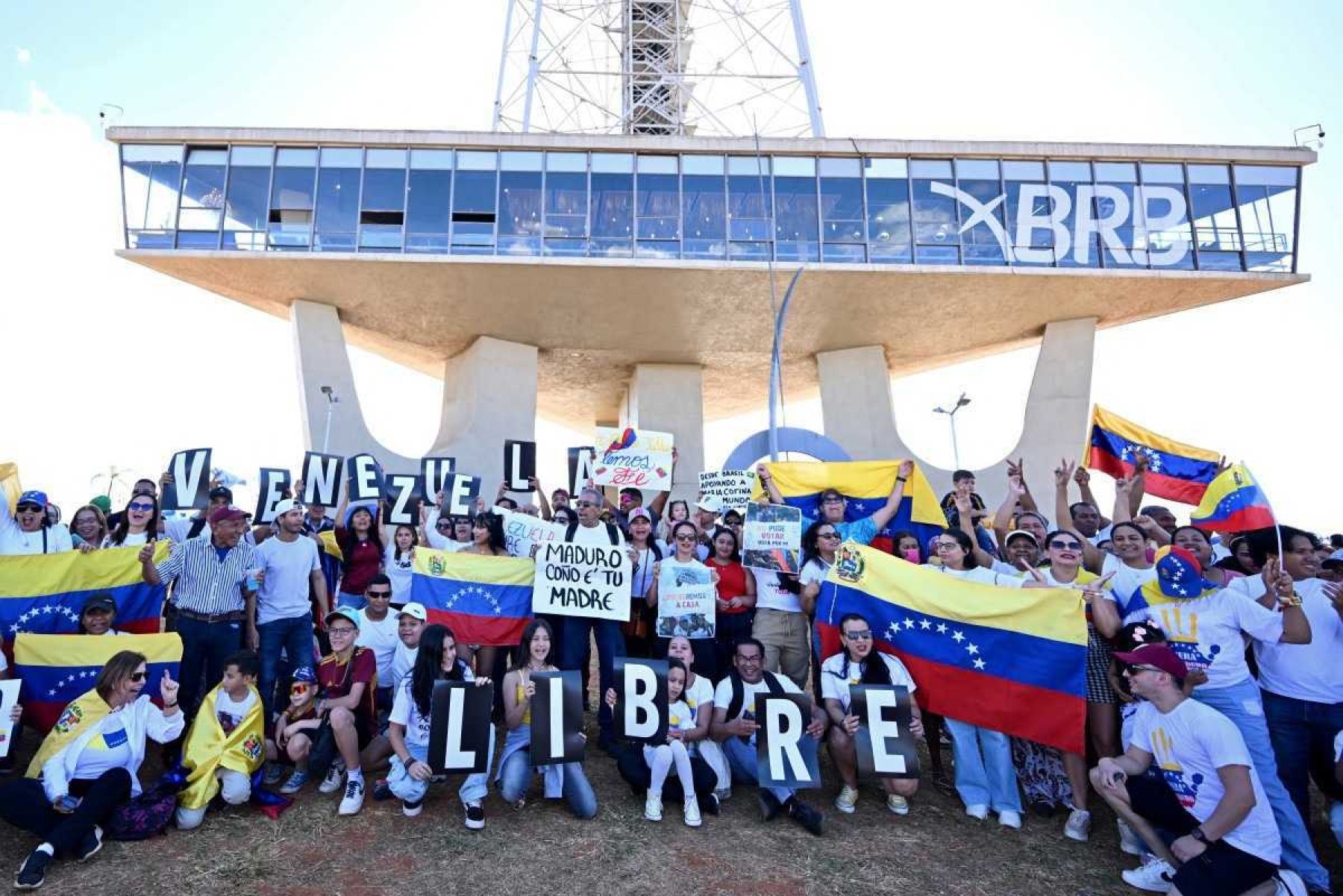 Concentração de venezuelanos na Torre de TV, em Brasília 