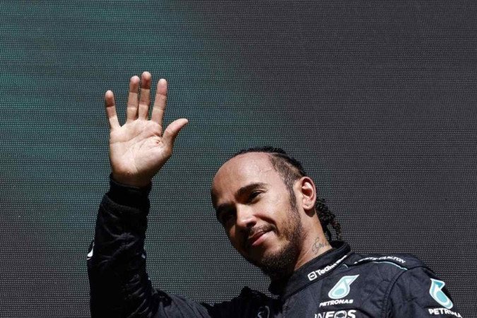 Russell havia conquistado a vitória no GP da Bélgica após uma estratégia de parada única, que o fez cuidar de seus pneus duros até a bandeira quadriculada e segurar Hamilton por apenas 0s5 -  (crédito: SIMON WOHLFAHRT / AFP)