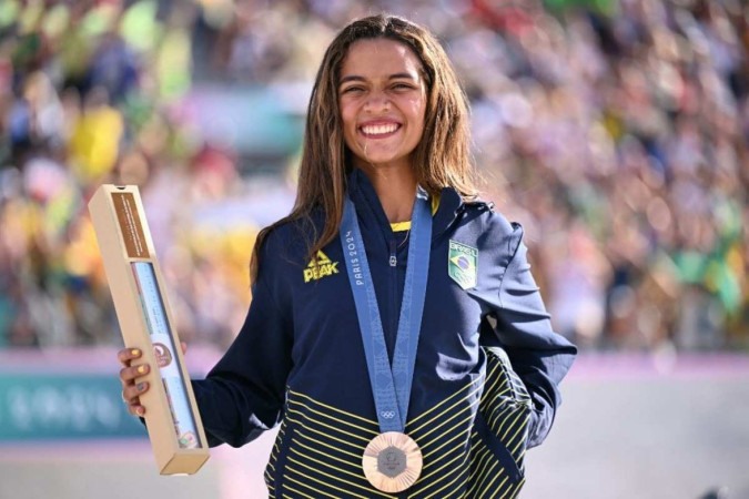  A atleta Rayssa Leal recebeu o brinde ao ganhar a medalha de bronze no skate street. -  (crédito: Kirill KUDRYAVTSEV / AFP)