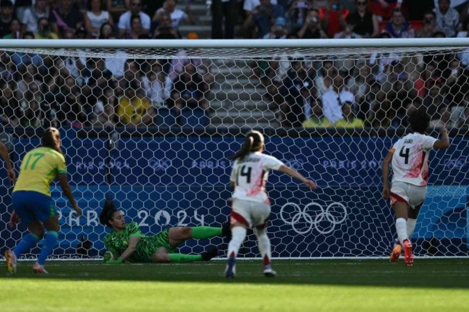 A zagueira japonesa nº 04 Saki Kumagai cobra pênalti e marca para a goleira brasileira nº 01 Lorena na partida de futebol feminino do grupo C entre Brasil e Japão durante os Jogos Olímpicos de Paris 2024 -  (crédito: Ben STANSALL / AFP)