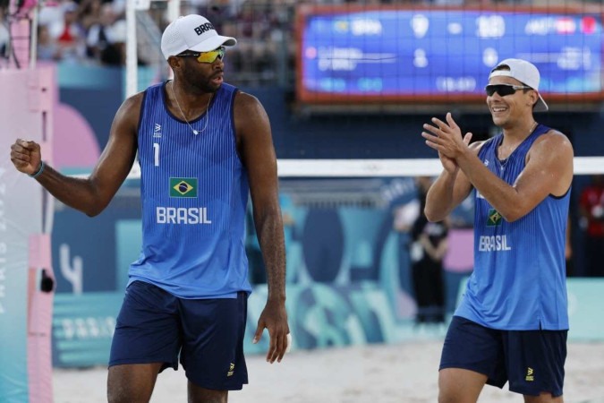 Evandro e Arthur celebrando a vitória contra o Canadá -  (crédito: Luis TATO / AFP)