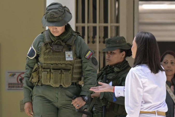 María Corina Machado anda de moto pelos locais de votação em Caracas       