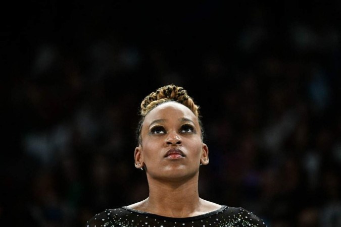 A brasileira Rebeca Andrade olha para cima durante a qualificação feminina de ginástica artística dos Jogos Olímpicos Paris 2024 -  (crédito: Loic VENANCE / AFP)