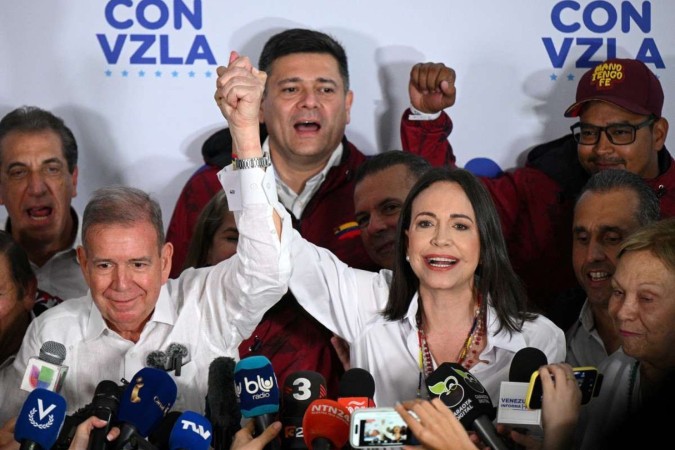 María Corina Machado (D) e o candidato Edmundo González Urrutia (E) pediram vigília aos eleitores nos centros de votação -  (crédito: Federico Parra/AFP)