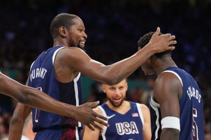 Tudo mudou com a entrada de Kevin Durant, que ficou fora das partidas anteriores devido a uma lesão na panturrilha e quase foi cortado, no final do período -  (crédito: Getty Images via AFP)