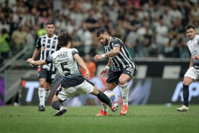 Hulk, atacante do Atlético, disputa a bola com André Ramalho, zagueiro do Corinthians -  (crédito: Foto:  Pedro Souza / Atlético)