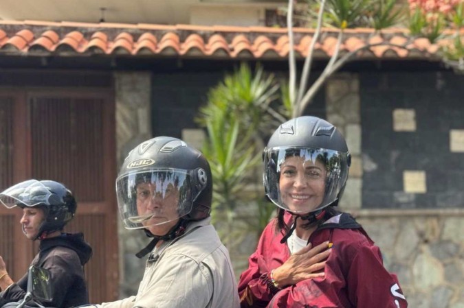 María Corina Machado anda de moto pelos locais de votação em Caracas 