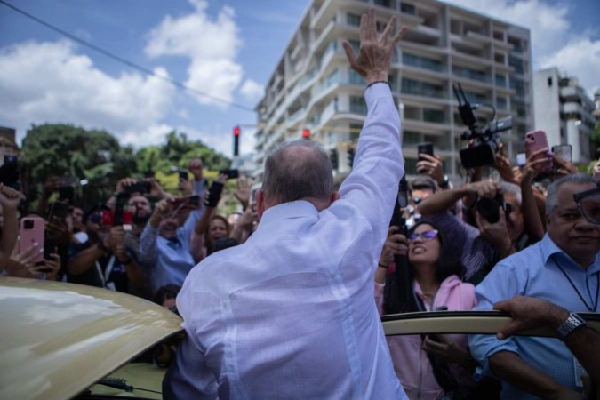 Edmundo González Urrutía cumprimenta eleitores, após sair de um Fusca, em Caracas  -  (crédito: X/Reprodução)