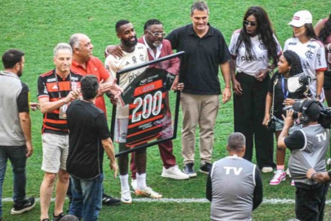 Gerson foi homenageado após completar 200 jogos pelo Flamengo - Foto: Lucas Bayer/Jogada10 -  (crédito: Foto: Lucas Bayer/Jogada10)