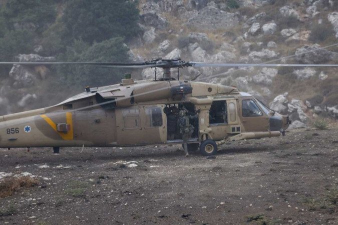  As forças de segurança israelenses partem em um helicóptero perto de um local onde um suposto ataque do Líbano ocorreu na vila de Majdal Shams, na área de Golã  -  (crédito: Jalaa MAREY / AFP)