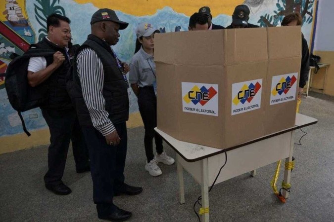 Observadores internacionais visitam seção de votação, na capital Caracas -  (crédito: Yuri Cortez/AFP)