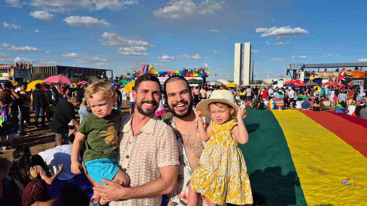 Robert, 33, e Gustavo, 32, são pais de um casal de gêmeos de 2 anos