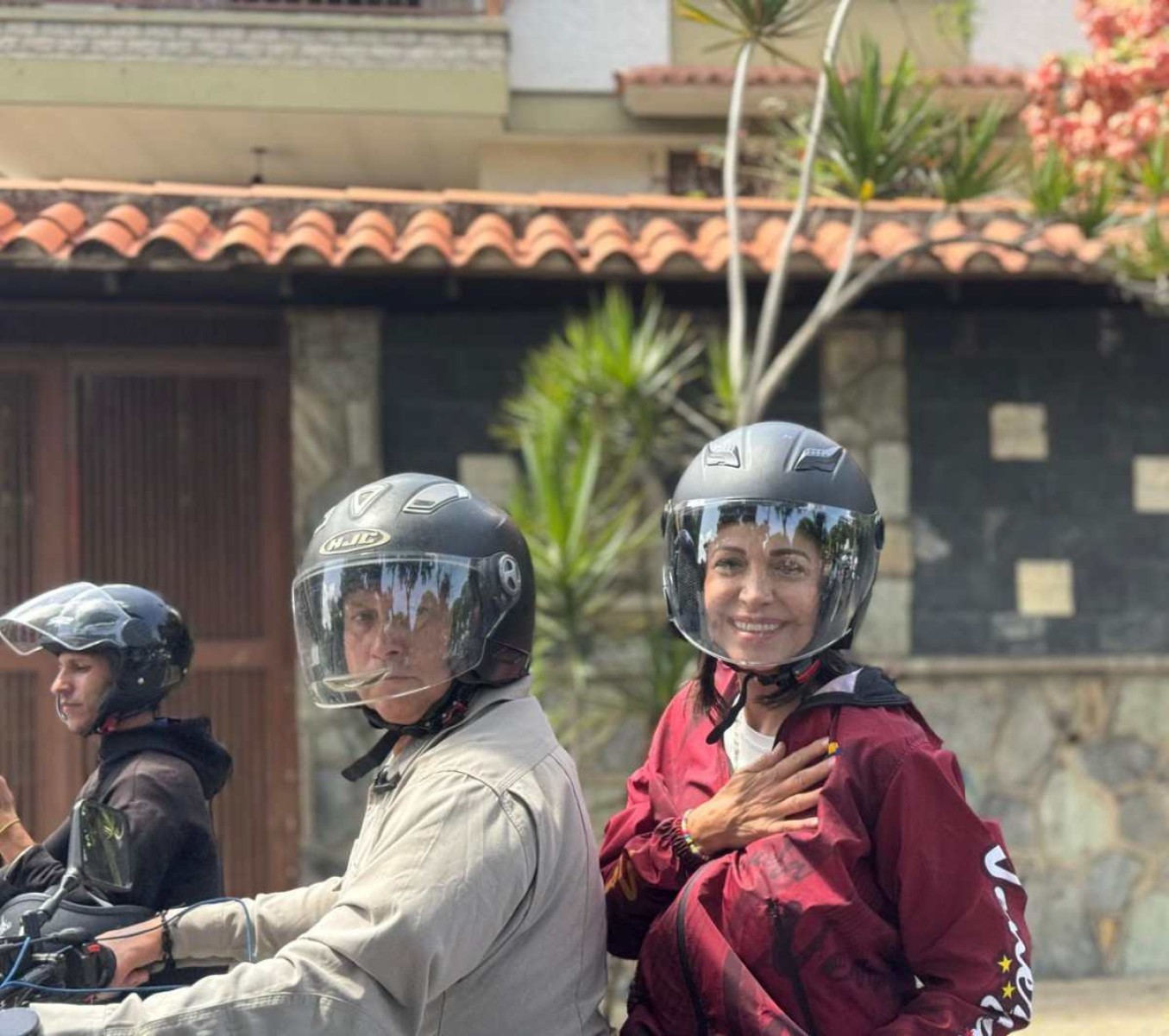 María Corina Machado anda de moto pelos locais de votação em Caracas 