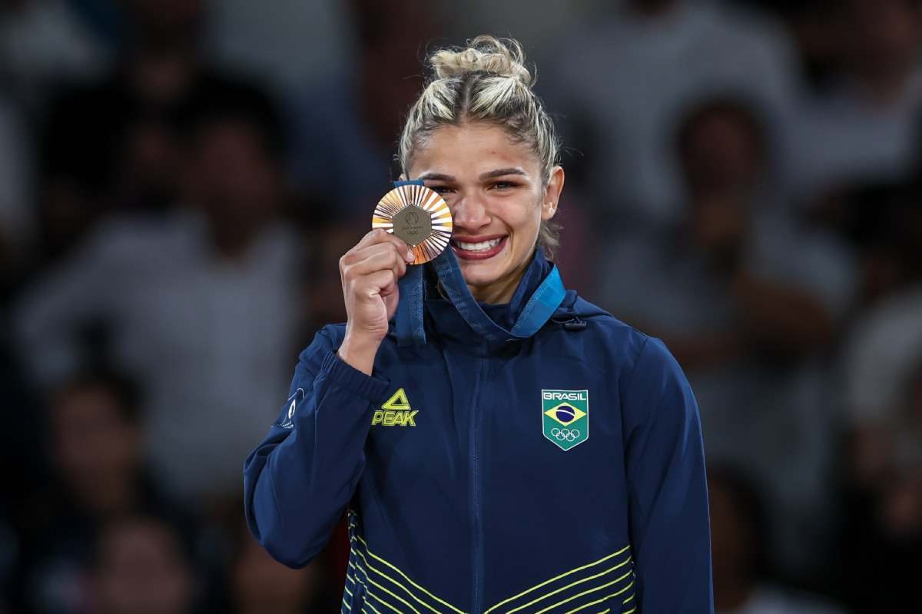  2024.07.28 - Jogos Ol..mpicos Paris 2024 - Jud... A medalhista de bronze Larissa Pimenta na cerim..nia de entrega de medalhas no p..dio. Foto: Wander Roberto/COB     