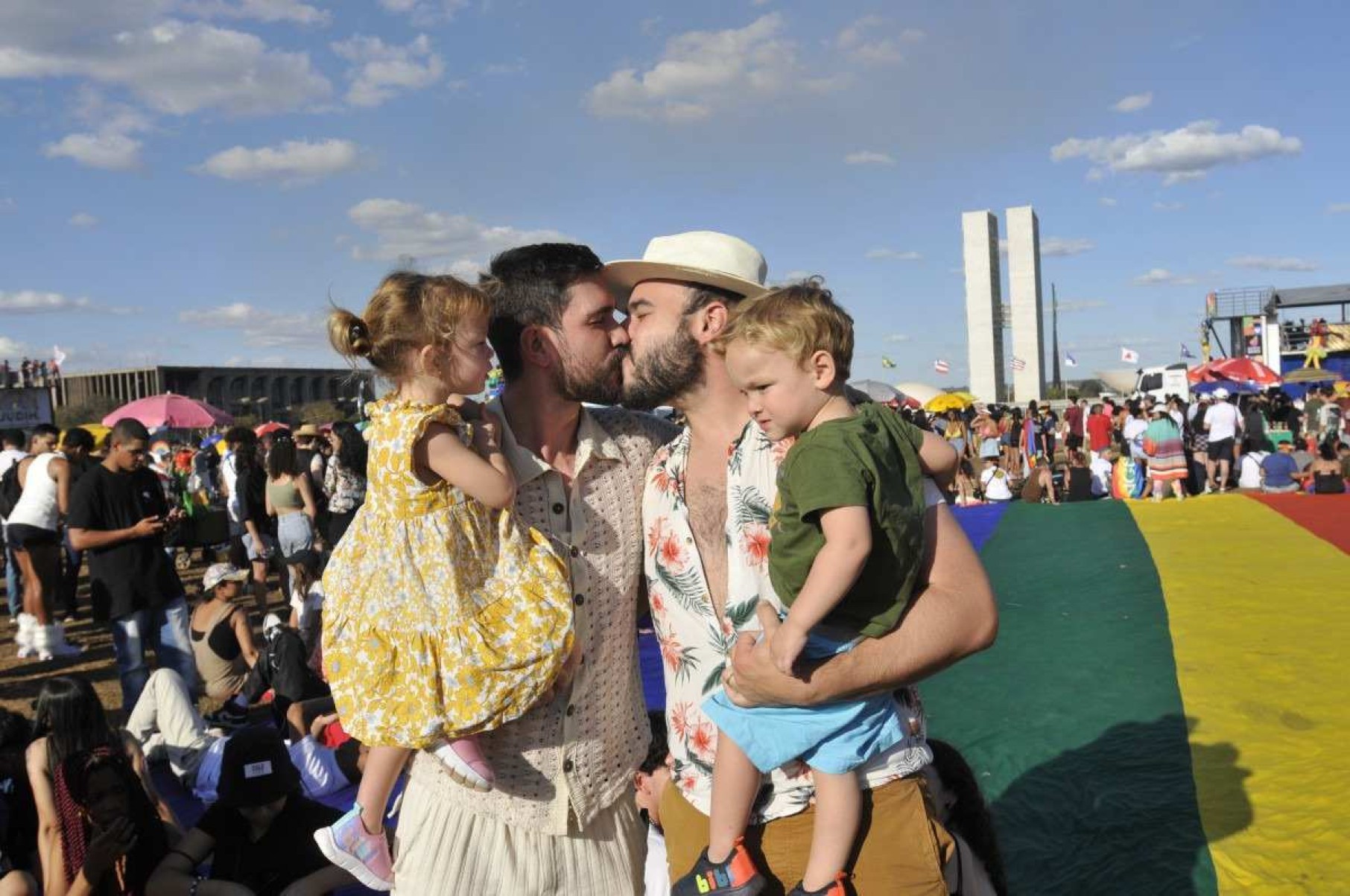  28/07/2024. Crédito: Minervino Júnior/CB/D.A Press. Brasil.  Brasilia - DF. Parada LGBTQ na Esplanada dos Ministérios. Robert E gustavo com seus filhos. Perfil 2 de pais.