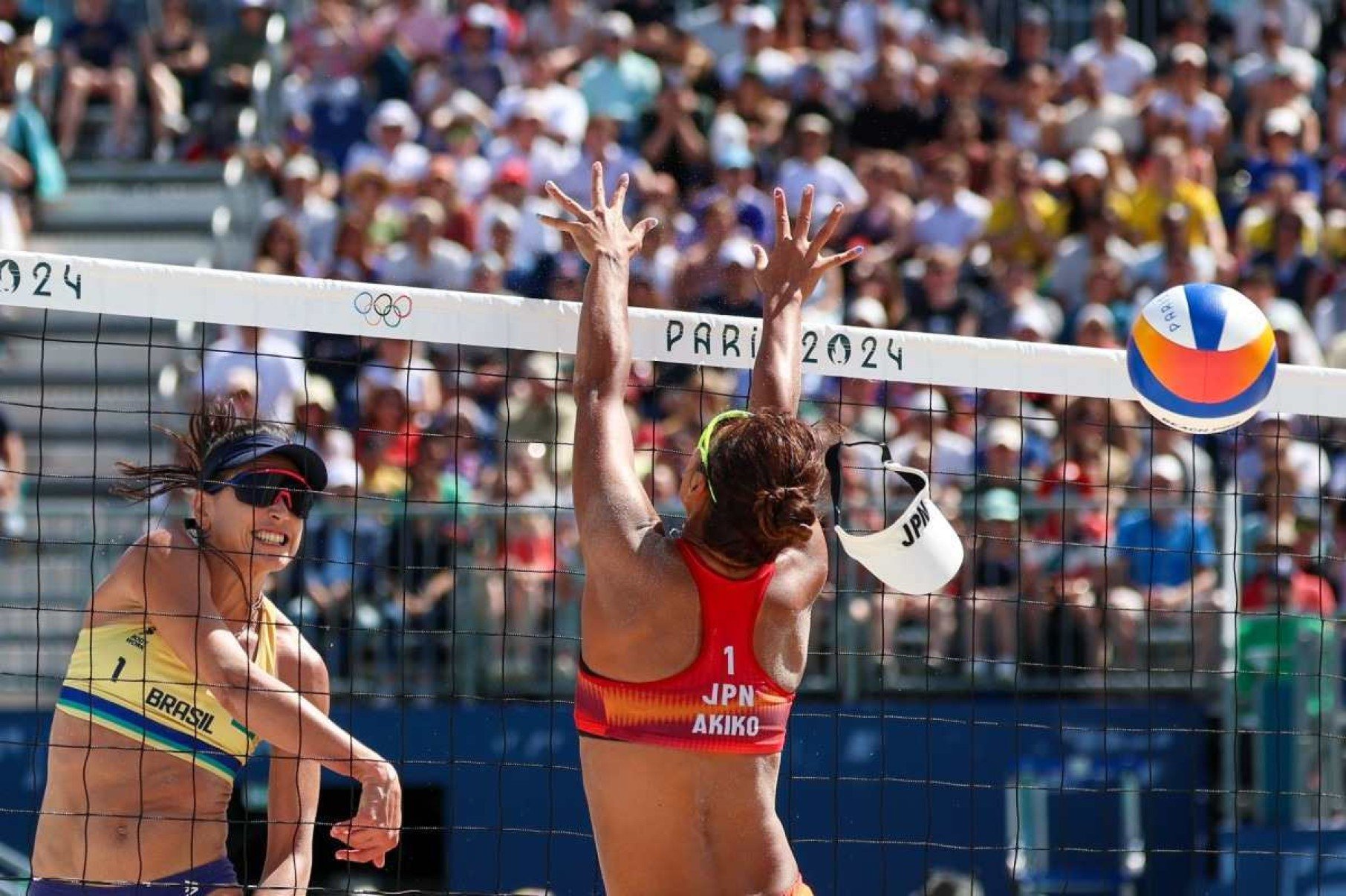No v&ocirc;lei de praia, Carol Solberb e Barbara Seixas estrearam com vit&oacute;ria diante das japonesas Akiko Hasegawa e Miki Ishii