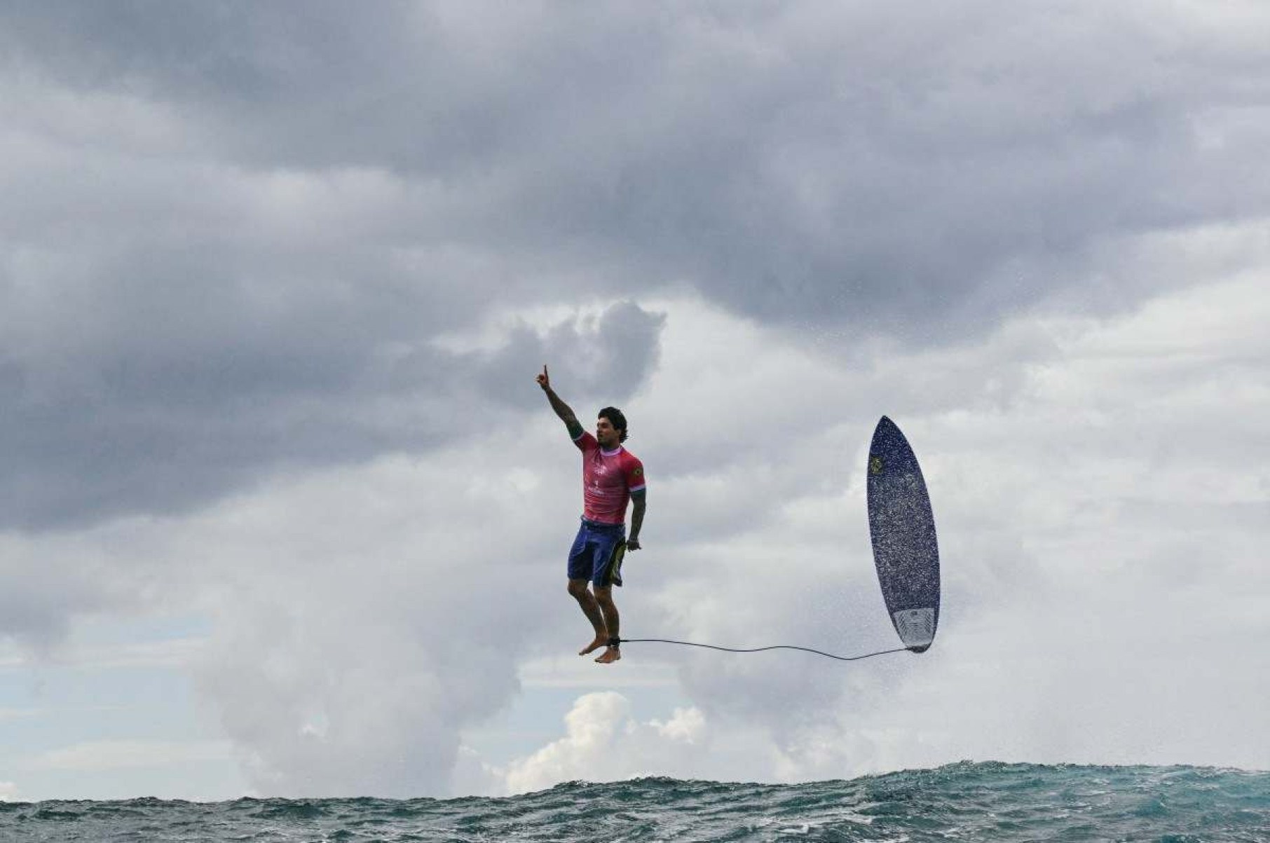 Tilibra confirma caderno com foto histórica de Gabriel Medina na capa