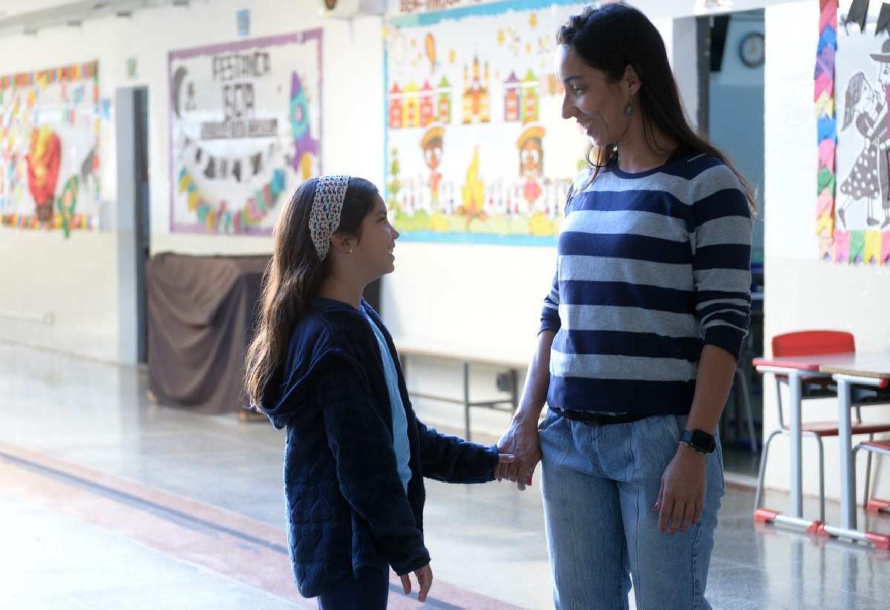 A mãe Priscila dos Santos acompanhou a filha Bela Barbário na volta às aulas