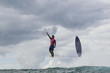 O brasileiro Gabriel Medina reage após pegar uma onda grande na 5ª bateria da terceira rodada do surfe masculino, durante os Jogos Olímpicos de Paris 2024, em Teahupo'o, na ilha polinésia francesa do Taiti, em 29 de julho de 2024.
 -  (crédito: Jerome Brouillet/AFP   )