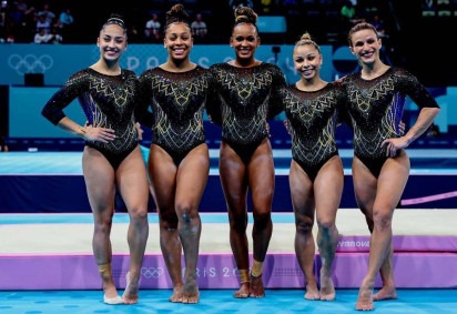  2024.07.28 - Jogos Ol....mpicos Paris 2024 - Gin....stica Art....stica Feminina. Na foto, (E-D) as ginastas J....lia Soares,  Lorrane Oliveira, Rebeca Andrade, Flavia Saraiva e Jade Barbosa posam para foto durante a fase qualificat....ria. 
     -  (crédito:  Miriam Jeske/COB)