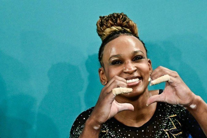  Brazil's Rebeca Andrade celebrates at the end of the artistic gymnastics women's qualification during the Paris 2024 Olympic Games at the Bercy Arena in Paris, on July 28, 2024. (Photo by Loic VENANCE / AFP)
      