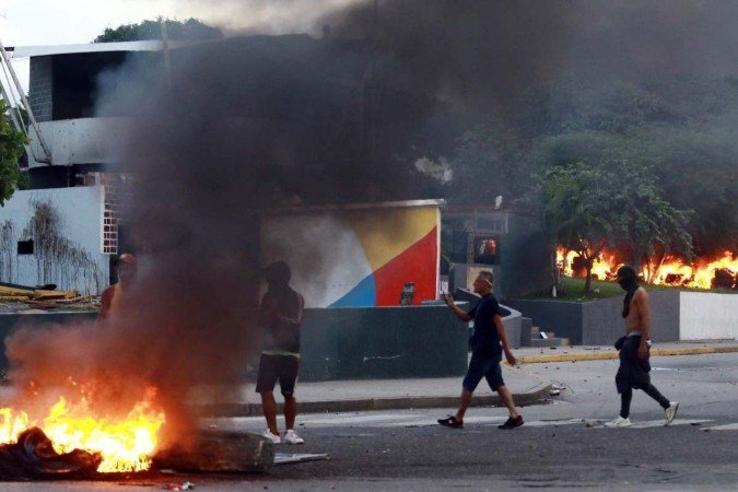 Venezuelanos protestam pela falta de transparência nas eleições