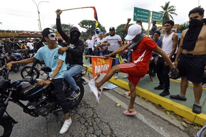 Manifestações foram registradas em várias regiões da capital, como a favela de Petare, a maior de Caracas -  (crédito:  Juan Carlos HERNANDEZ / AFP)