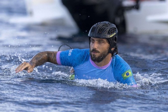 Filipe Toledo sofreu com a quebra da própria prancha durante a disputa contra o japonês        -  (crédito:  AFP)