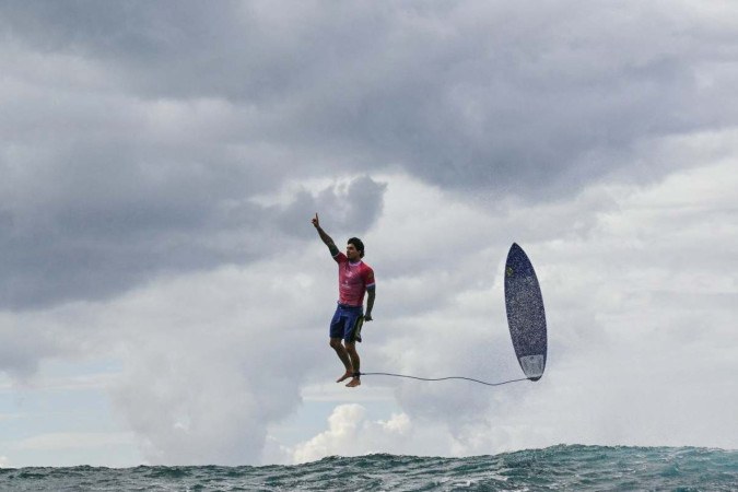 O brasileiro Gabriel Medina reage após pegar uma onda grande na 5ª bateria da terceira rodada do surfe masculino, durante os Jogos Olímpicos de Paris 2024, em Teahupo'o, na ilha polinésia francesa do Taiti, em 29 de julho de 2024.
 -  (crédito: Jerome Brouillet/AFP   )