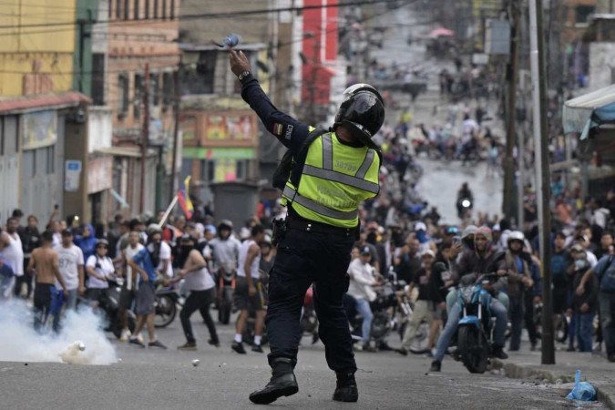 



Policiais de choque tentam dispersar multidão no bairro Catia, também em Caracas: oposição convocou manifestações no início da tarde de hoje