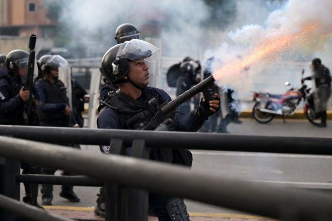 Agente das forças de segurança dispara gás lacrimogéneo contra manifestantes na capital