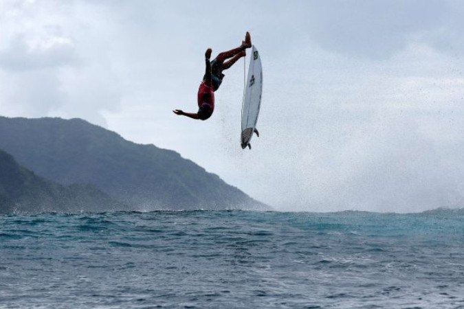 Gabriel Medina e mais um registro monumental em Teahupoo -  (crédito: Foto: AFP via Getty Images)