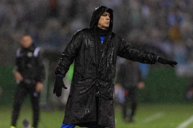 Renato vai ao gramado da Arena Condá durante duelo entre Grêmio e Vasco -  (crédito: Foto: Liamara Polli/Grêmio)