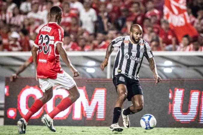 Patrick voltou a atuar com a camisa do Santos -  (crédito: Fotos: Raul Baretta/Santos)