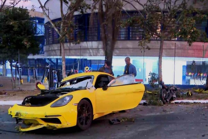 Motorista de Porsche atinge e mata motociclista na avenida Interlagos, na zona sul de São Paulo  -  (crédito:  Reprodução/Redes Sociais)