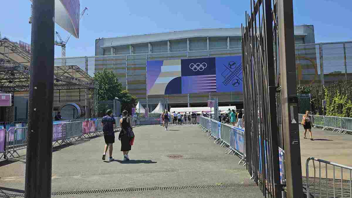 O cambista estava nos arredores da Arena Paris Sud 1, onde ocorria o jogo do vôlei feminino, contra o Quênia. -  (crédito: Danilo Queiroz/ CB/ DA Press)