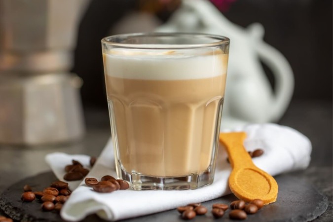 Latte macchiato (Imagem: BarthFotografie | Shutterstock)  -  (crédito: EdiCase)