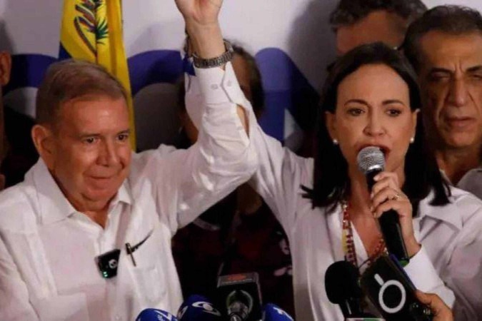 Elvis Amoroso (ao centro), um antigo aliado político de Maduro (à esquerda) e agora presidente do CNE -  (crédito: Getty Images)