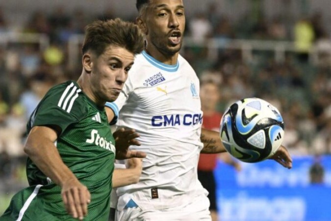 Lateral encheu os olhos de AJ em um Braga x Panathinaikos, na Champions  -  (crédito:  Foto: Angelos Tzortzinis/AFP via Getty Images)