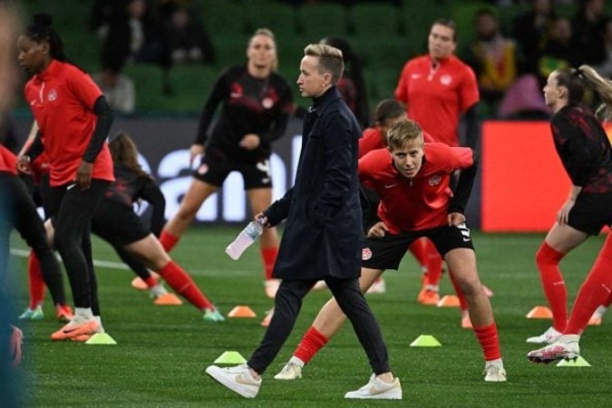 Bev Priestman observa o treino da seleção feminina do Canadá -  (crédito: Foto: William West/AFP via Getty Images)