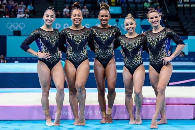 2024.07.28 - Jogos Olímpicos Paris 2024 - Ginástica Artística Feminina. Na foto, (E-D) as ginastas Júlia Soares, Lorrane Oliveira, Rebeca Andrade, Flavia Saraiva e Jade Barbosa posam para foto durante a fase qualificatória. -  (crédito: Miriam Jeske/COB)