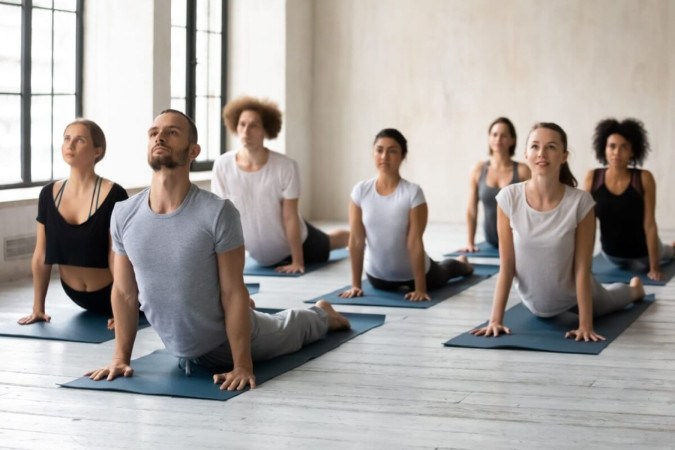 Iniciantes na prática de yoga devem se atentar a alguns cuidados (Imagem: fizkes | Shutterstock) -  (crédito: EdiCase)