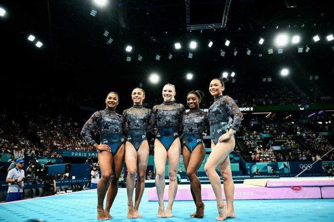 (From L) US' Jordan Chiles, US' Hezly Rivera, US' Jade Carey, US' Simone Biles and US' Sunisa Lee pose during the artistic gymnastics women's qualification during the Paris 2024 Olympic Games at the Bercy Arena in Paris, on July 28, 2024. -  (crédito: Loic Venance/AFP)