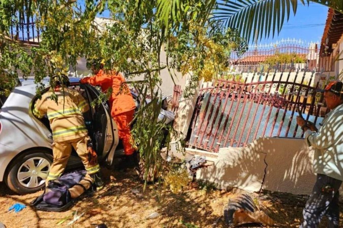 Com o impacto, o carro e o muro ficaram destruídos -  (crédito: CBMDF/Divulgação)