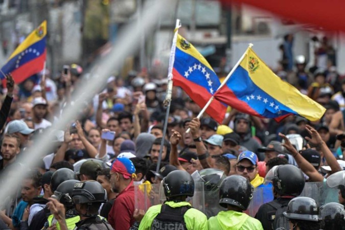 Processo eleitoral visto como conturbado na Venezuela teve Nicolás Maduro apontado como vencedor; países questionam legitimidade do pleito -  (crédito: Yuri CORTEZ / AFP)