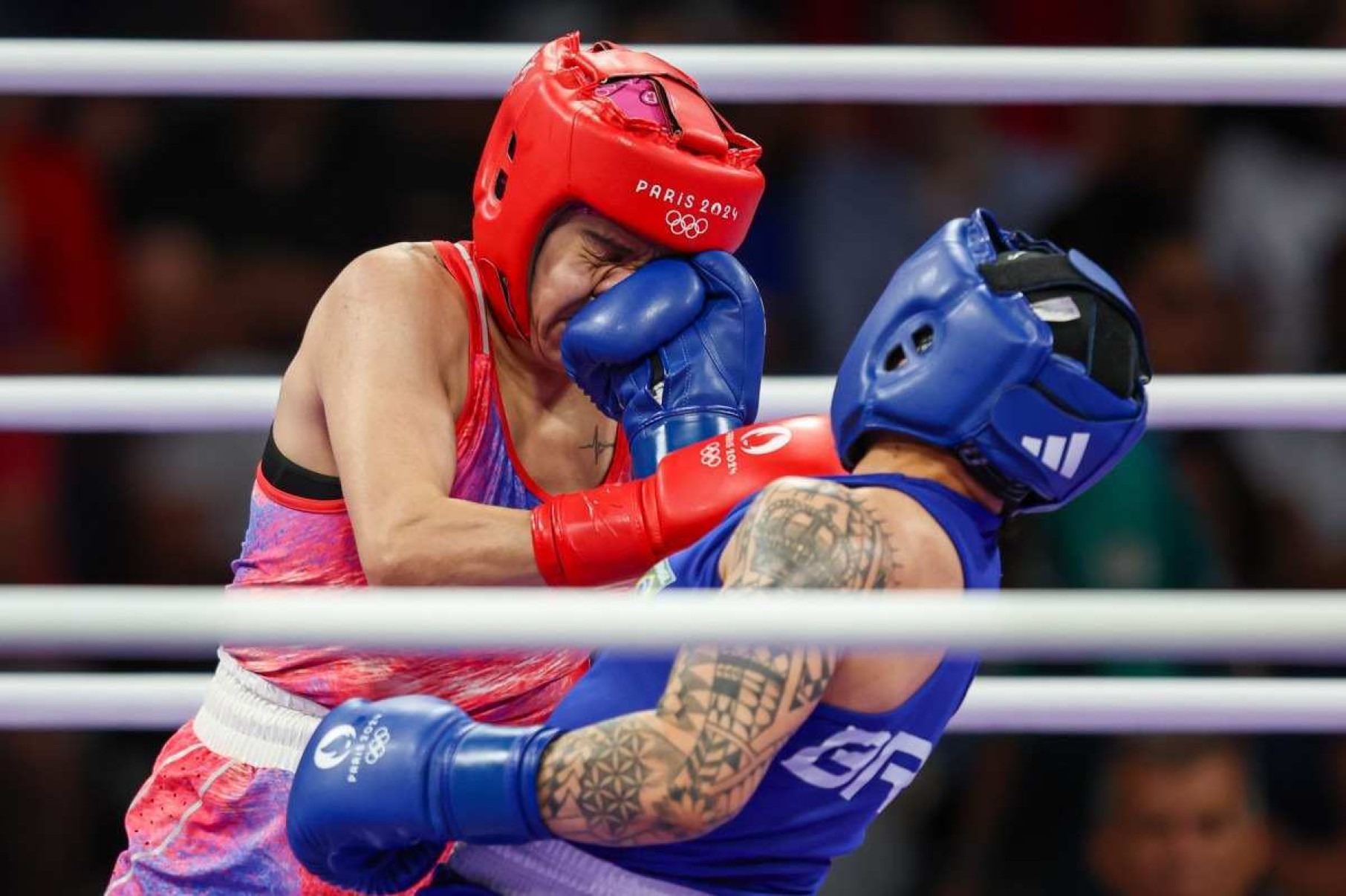 Bia Ferreira controla combate e vence americana no boxe  de Paris-2024