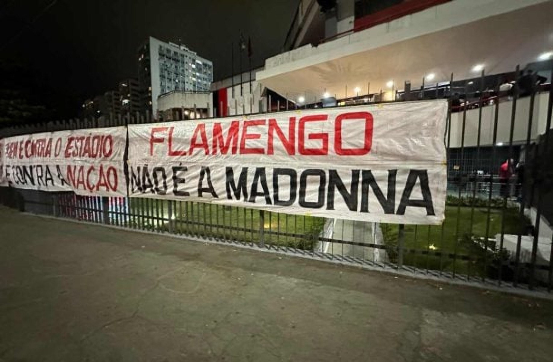 Torcedores do Flamengo estendem faixas na sede do clube; veja imagens