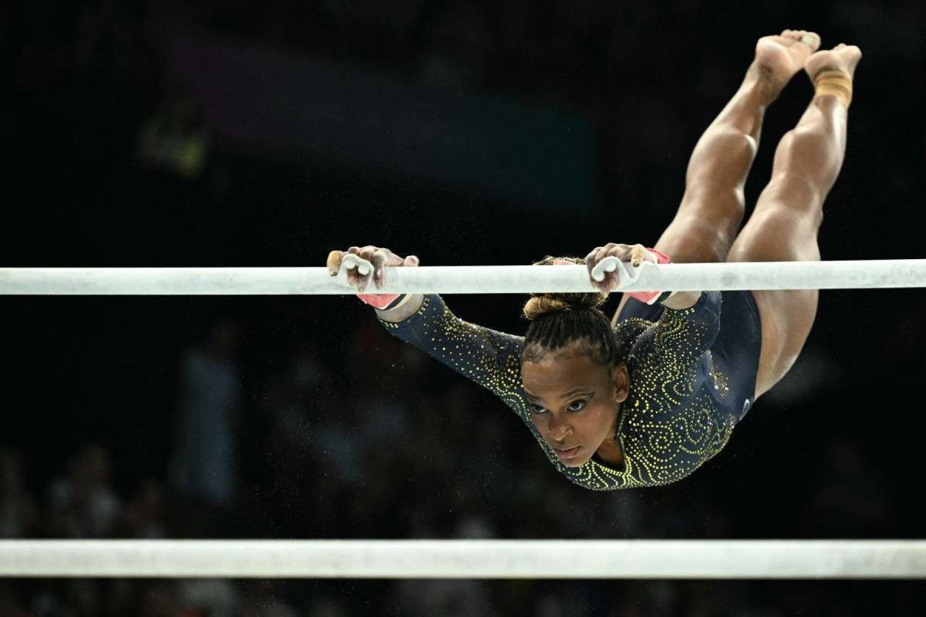 A brasileira Rebeca Andrade compete na prova de barras assimétricas da final por equipes femininas de ginástica artística durante os Jogos Olímpicos Paris 2024, na Arena Bercy, em Paris, no dia 30 de julho de 2024.