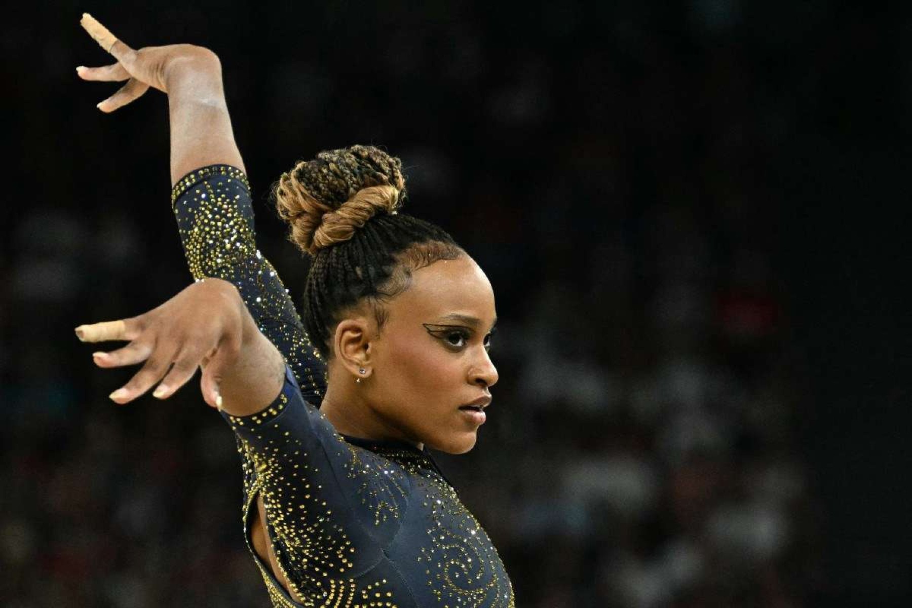 A brasileira Rebeca Andrade compete na prova de solo da final por equipes femininas de ginástica artística dos Jogos Olímpicos Paris 2024, na Arena Bercy, em Paris, no dia 30 de julho de 2024.